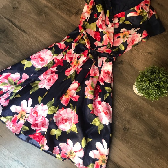 Shelby + Palmer floral pink shirt sleeve dress - Picture 2 of 11